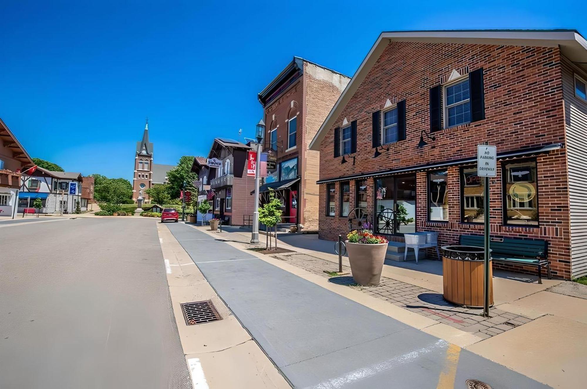 Spacious, Pet Friendly, In The Heart Of Downtown Appartement New Glarus Buitenkant foto